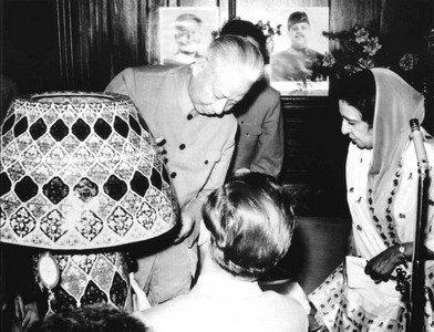 1966年3月29日，刘少奇主席出席拉合尔市巴中友协举办的午餐会时观看拉合尔市巴