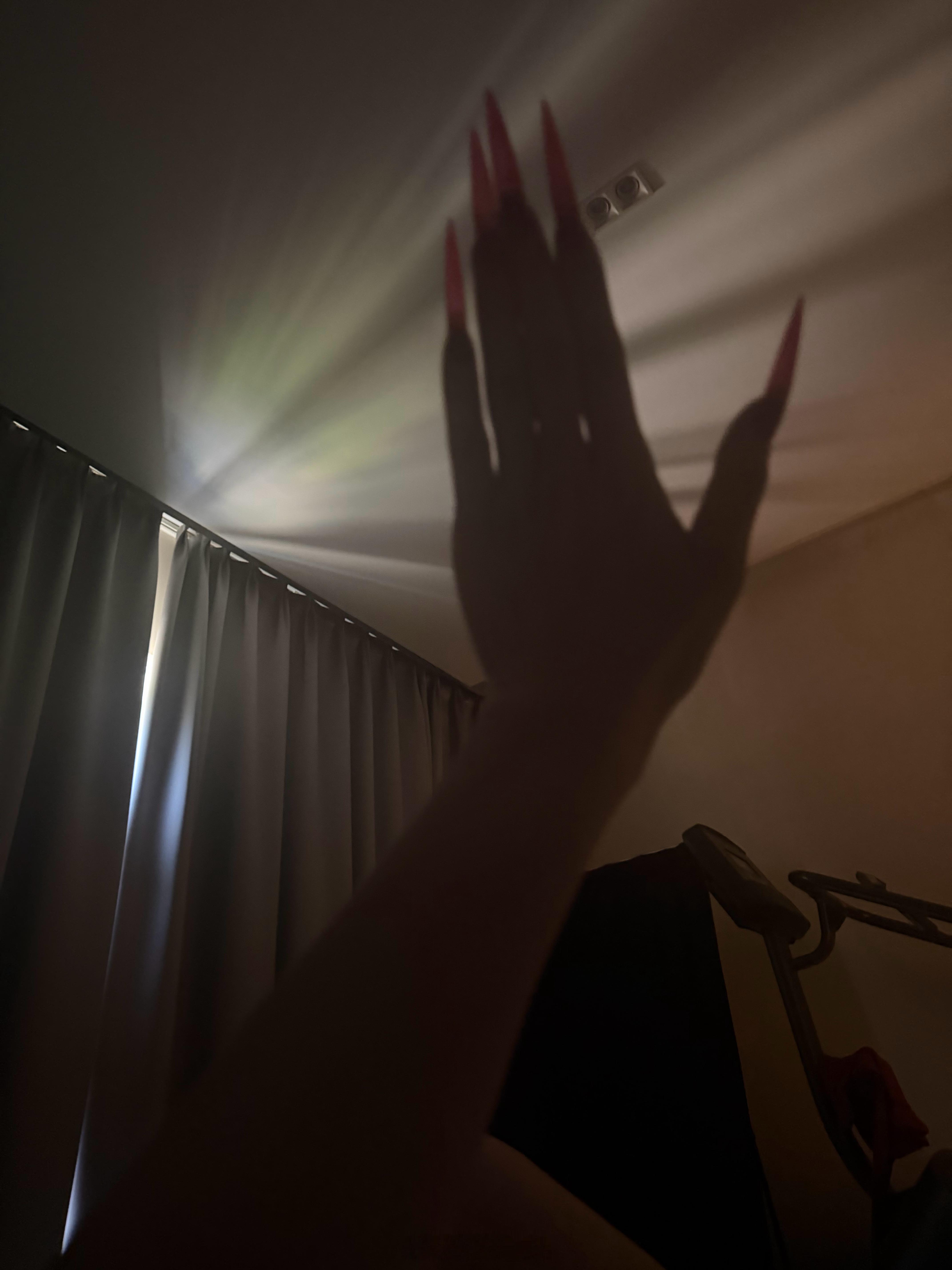 睁眼就在欣赏指甲 