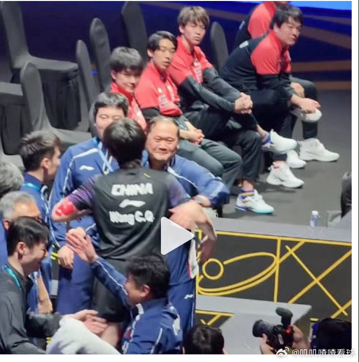 日乒队员看王楚钦夺冠时的表情日本队在只有打败王楚钦的情况下才算是真正的胜利，才能