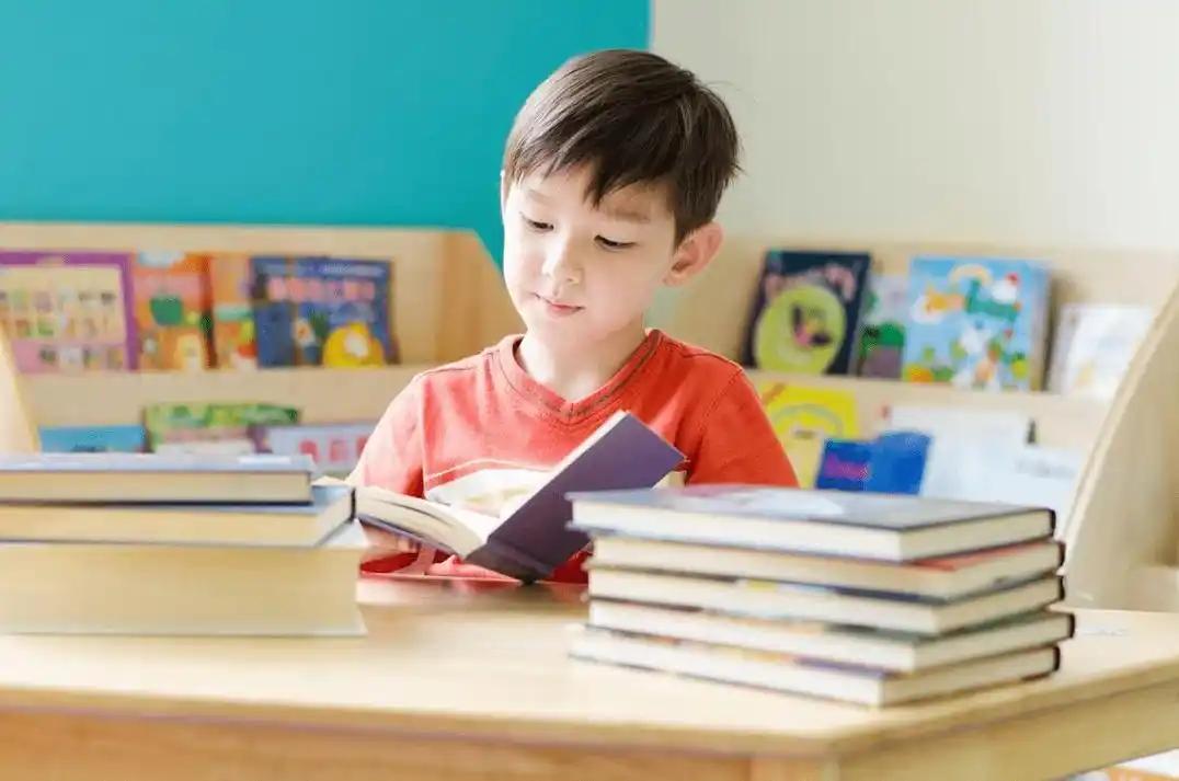 孩子如果有这些爱好，家长都可以考虑从小培养。

喜欢读课外书，这个可以丰富孩子的