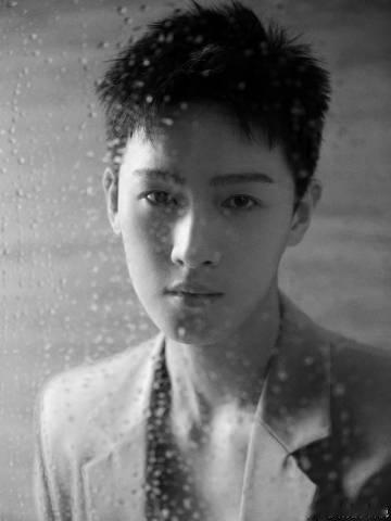 李昀锐两个新商务同时预热  小林同学真是越来越耀眼了，未来可期！ 