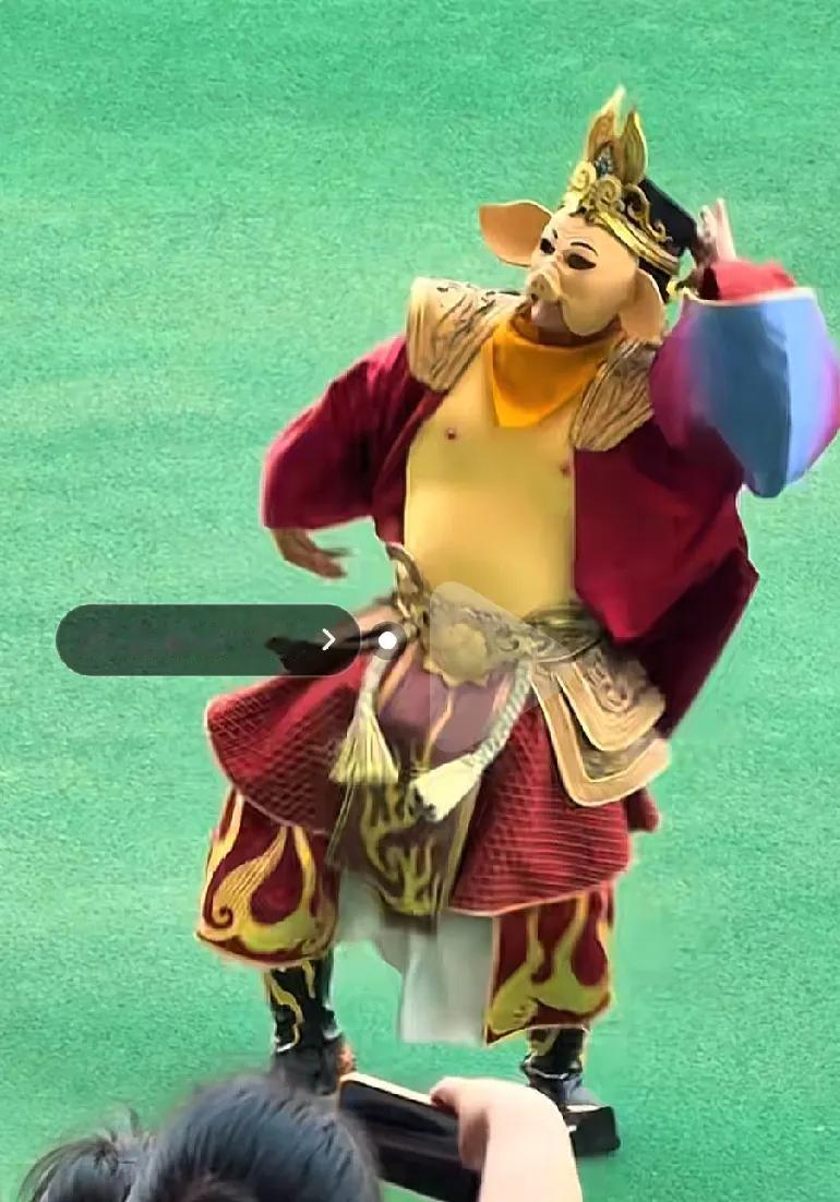 连云港vs淮安，本就是真假美猴王大战?人家拉拉队都是美美哒！谁知淮安的拉拉队八戒