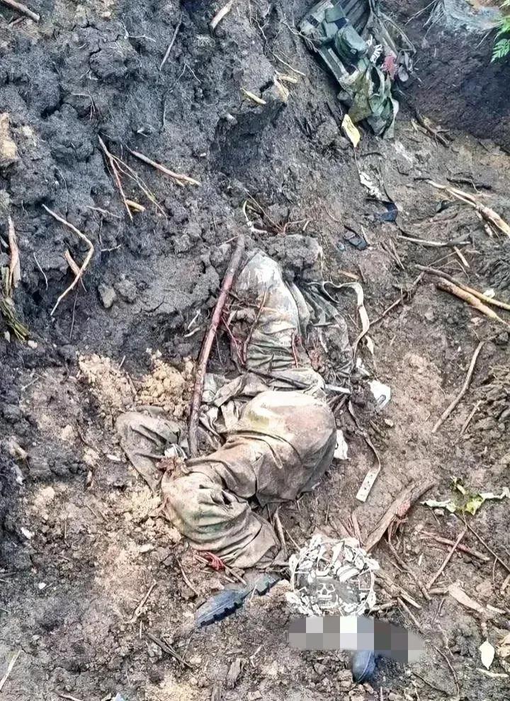 这是俄乌战场上乌克兰士兵牺牲后惨状，照片中这名乌克兰士兵被半埋在战壕里，由于长时