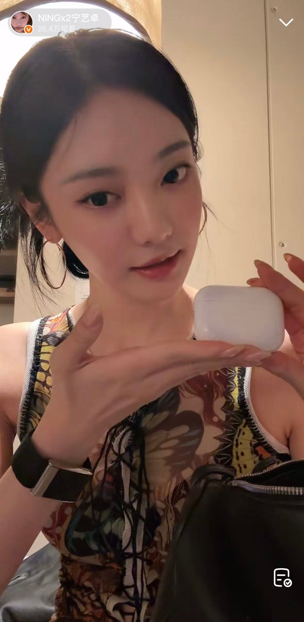宁艺卓微博直播很宠粉的宁宁呀来和粉丝们聊聊天分享日常～最后因为要出门先下播啦 恭
