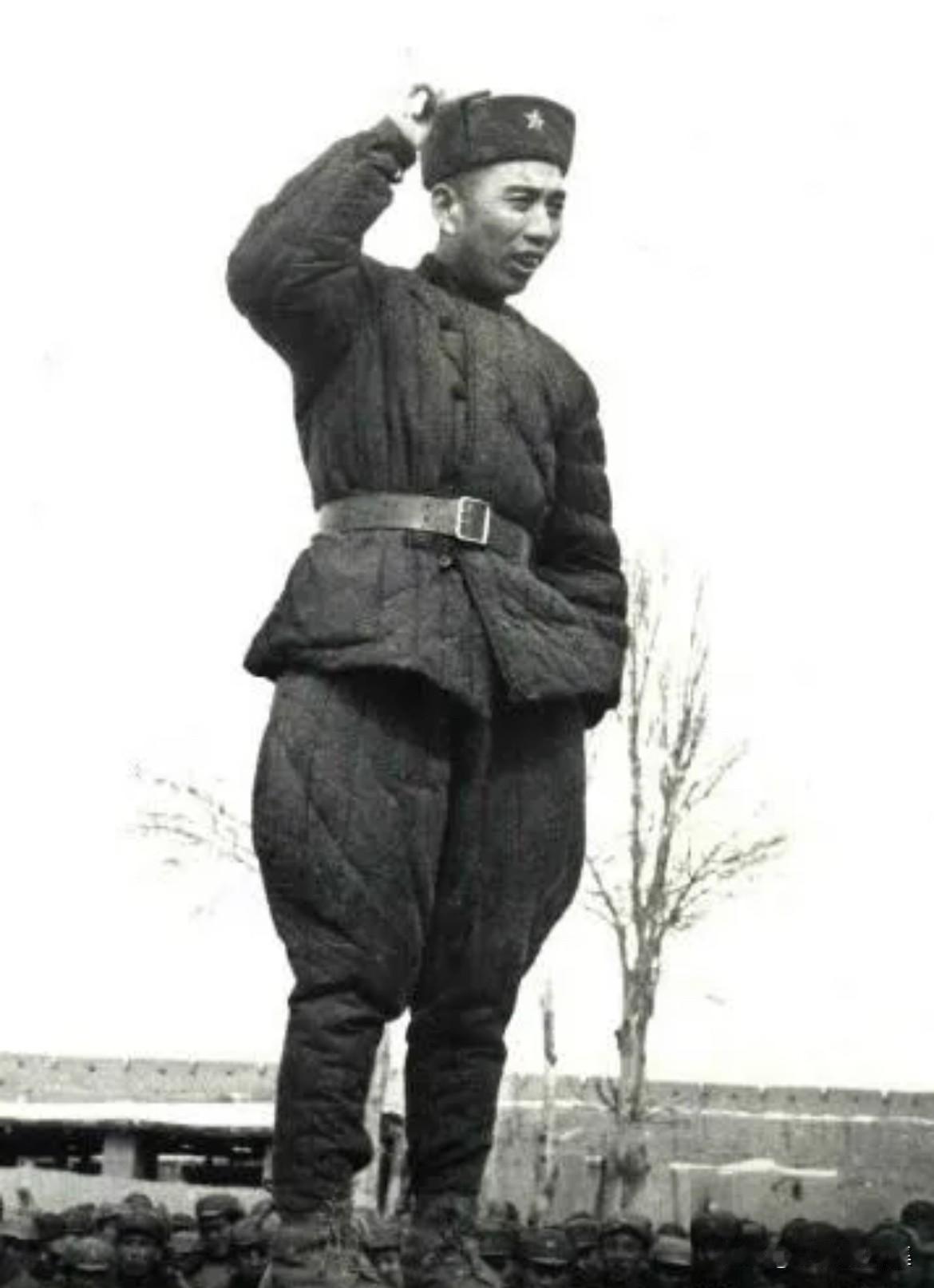 1949年底，王震将军从乌鲁木齐来到南疆重镇喀什视察工作。在喀什第二军军部，王震