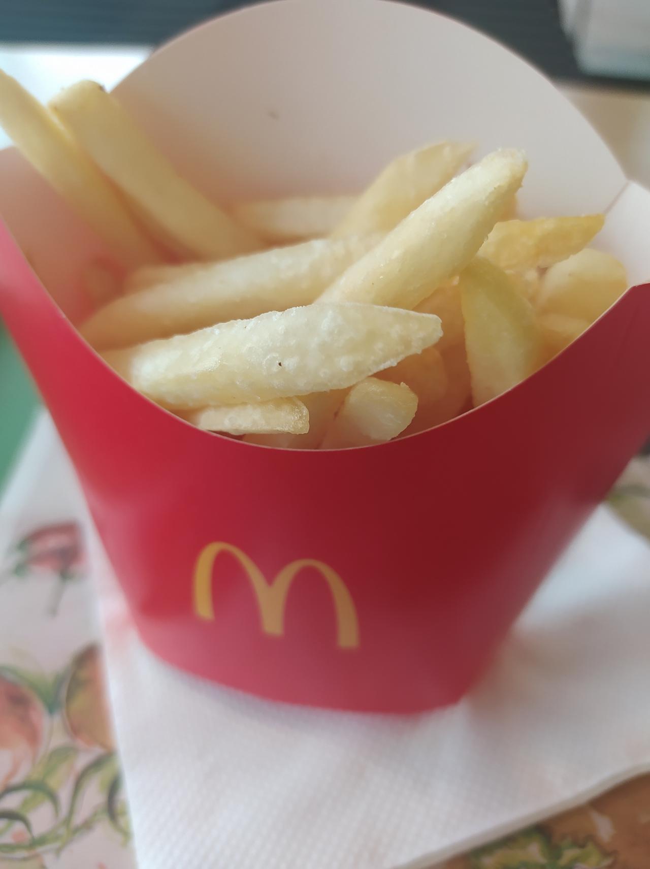 我多年没进麦当劳了，没想到薯条涨得这么贵。真不如小饭店12元钱两素一荤的盒饭。还