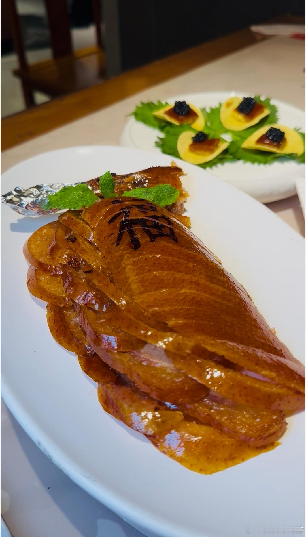 北京美食清单TOP1盛福年烤鸭！🦆来北京旅游，一定要来盛福年吃顿烤鸭！刚出炉的