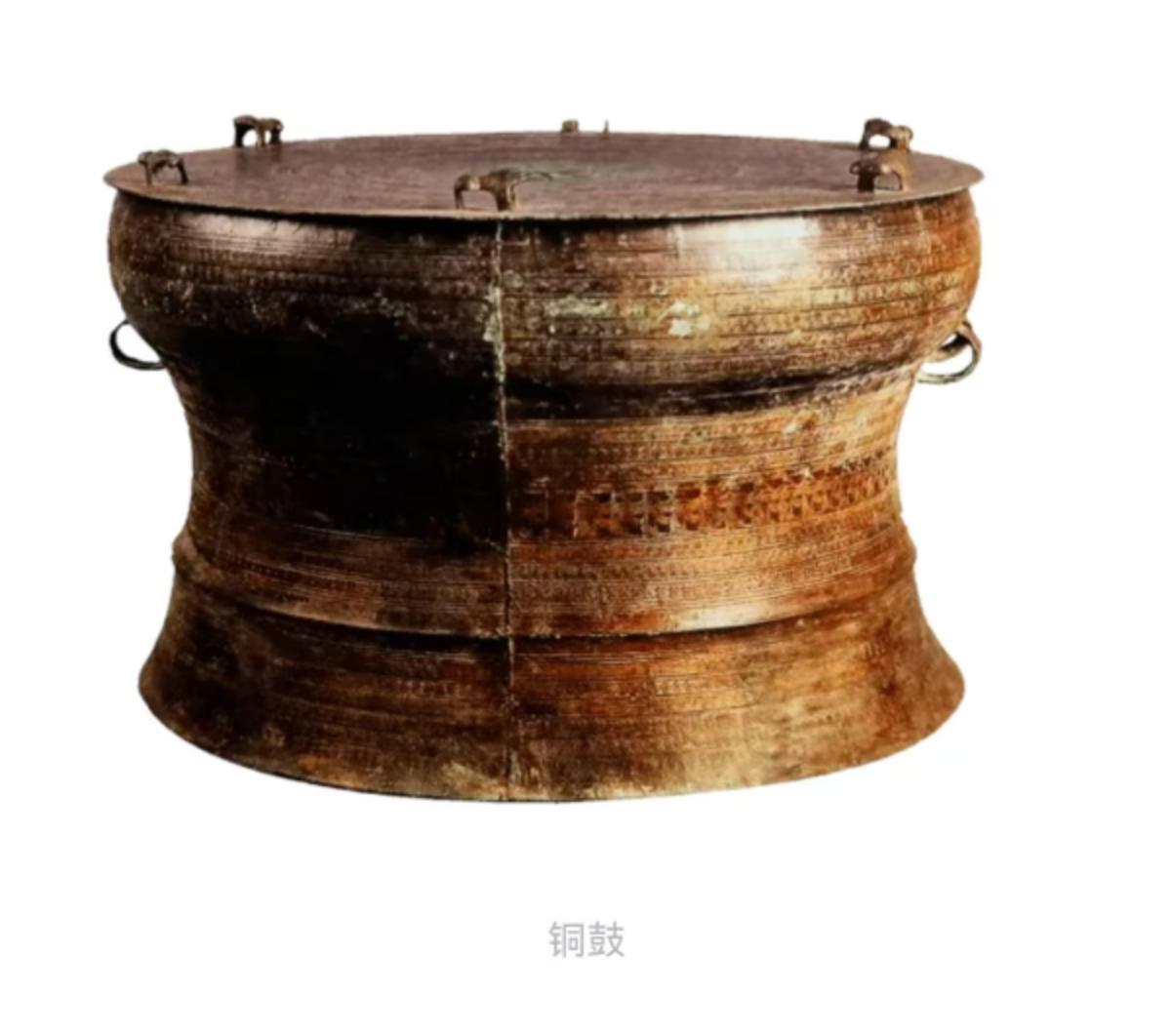 柳州市柳城县大埔镇南村河背屯的竹林边，一位村民挖蚯蚓时竟刨出个"老古董"——一面