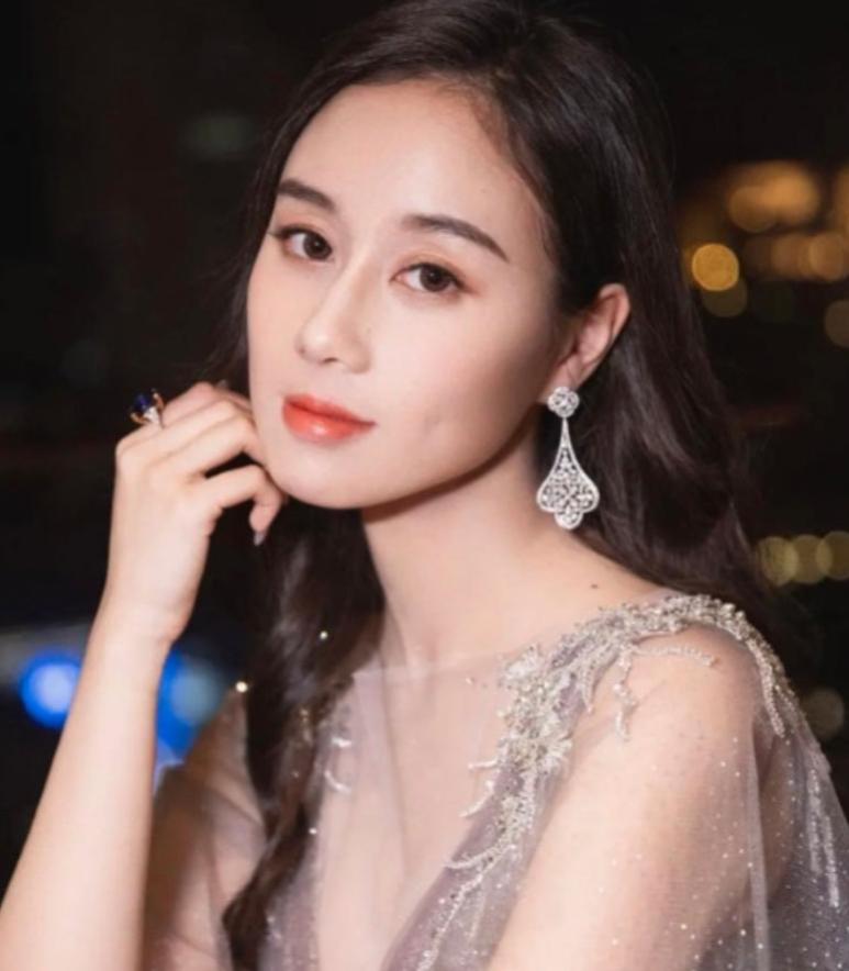 赌王最小女儿何超欣
她1999年6月出生于中国香港，由澳门“赌王”何鸿燊与四姨太