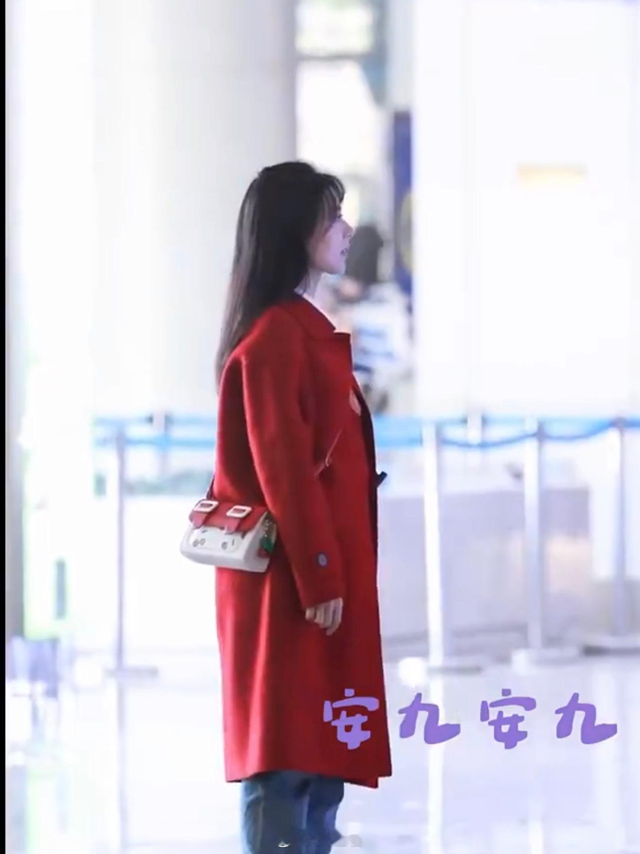 #赵今麦樱桃琥珀红大衣路透#哦哟，赵今麦在电视剧《樱桃琥珀》的路透来了，就是说美