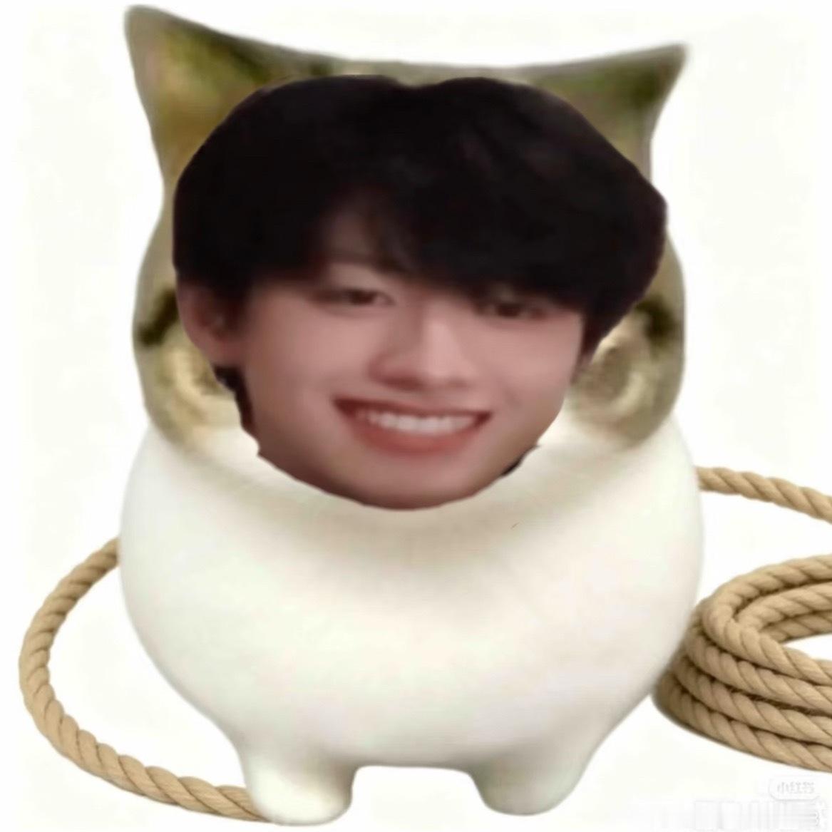 棍棍正在呆萌的等待妈咪救援🥺 朱志鑫