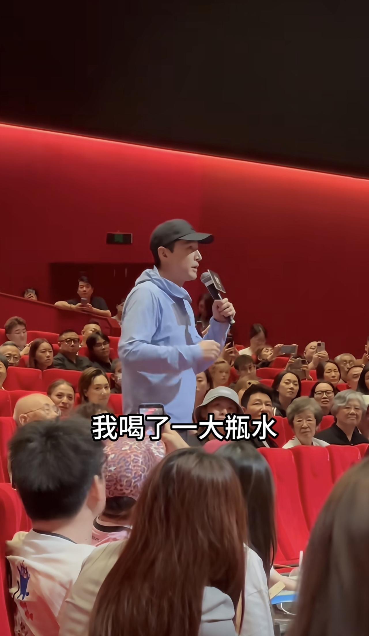 43岁胡歌独自看电影，接受采访提到进电影院前喝了一大杯水，中途忍不住想去厕所，一