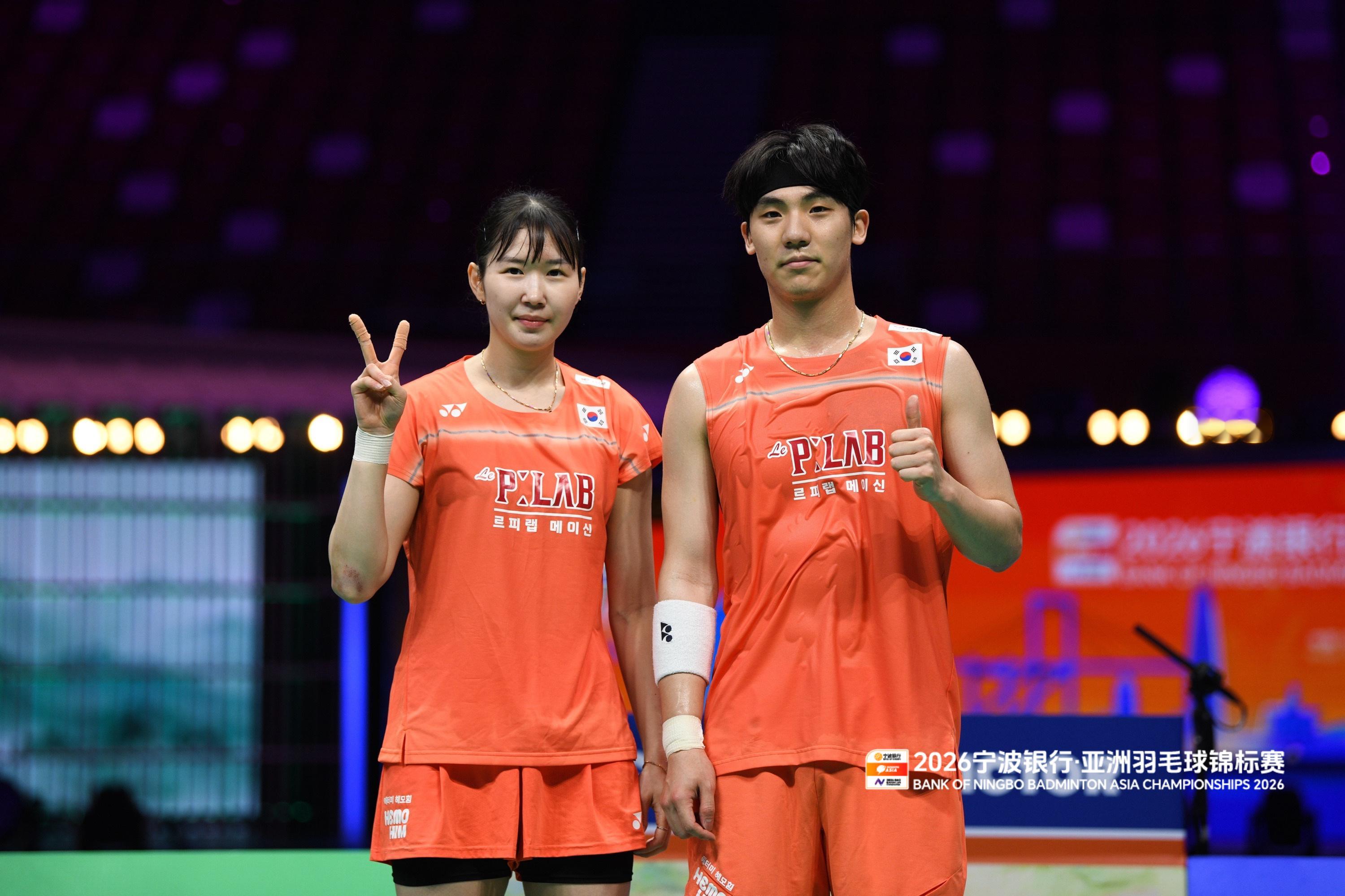 韩国队收获退赛大礼夺冠亚锦赛从2001年开始设置资格赛/小组赛，金在贤/张荷贞?