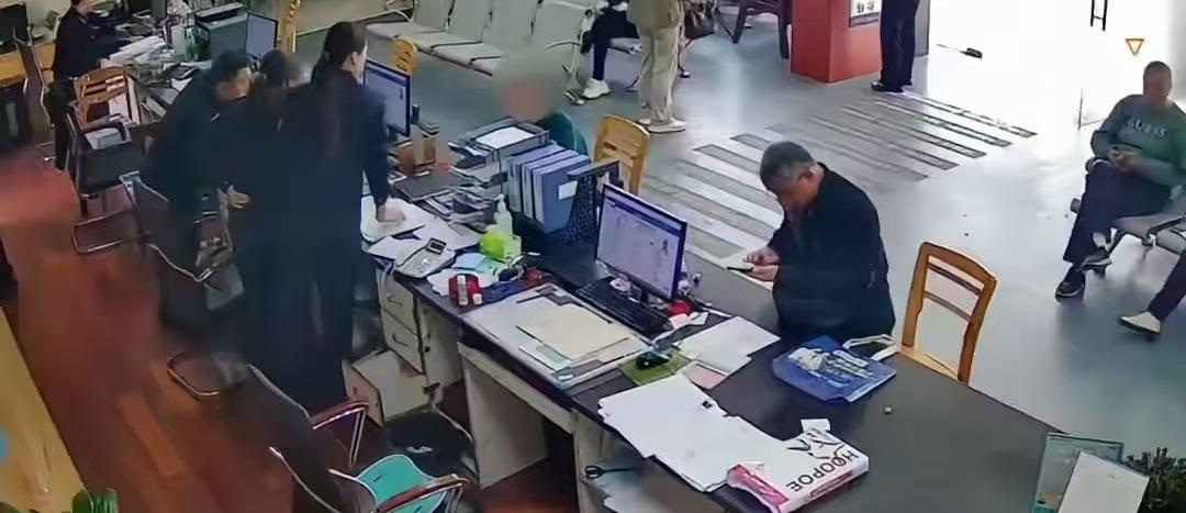 江苏启东，一70岁老人花300块钱办假身份证找工作，他把年龄改小8岁（证上写的是