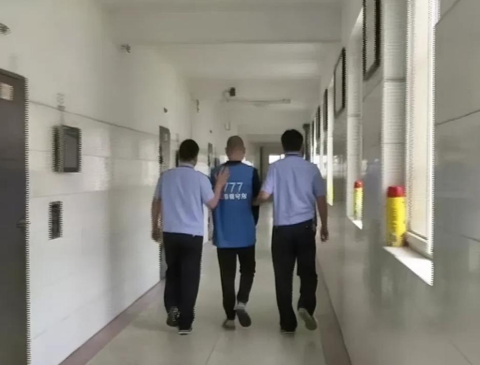 山西，一退役武警被刑拘，到了监室，狱霸带一众小弟，要给新人一个下马威，竟连扇退役
