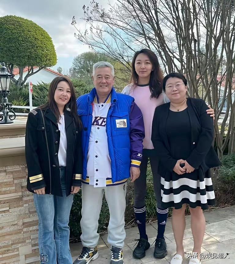 有网友在美国加州偶遇了68岁的赵本山，还拍了实拍视频，一下子就引起不少人关注。