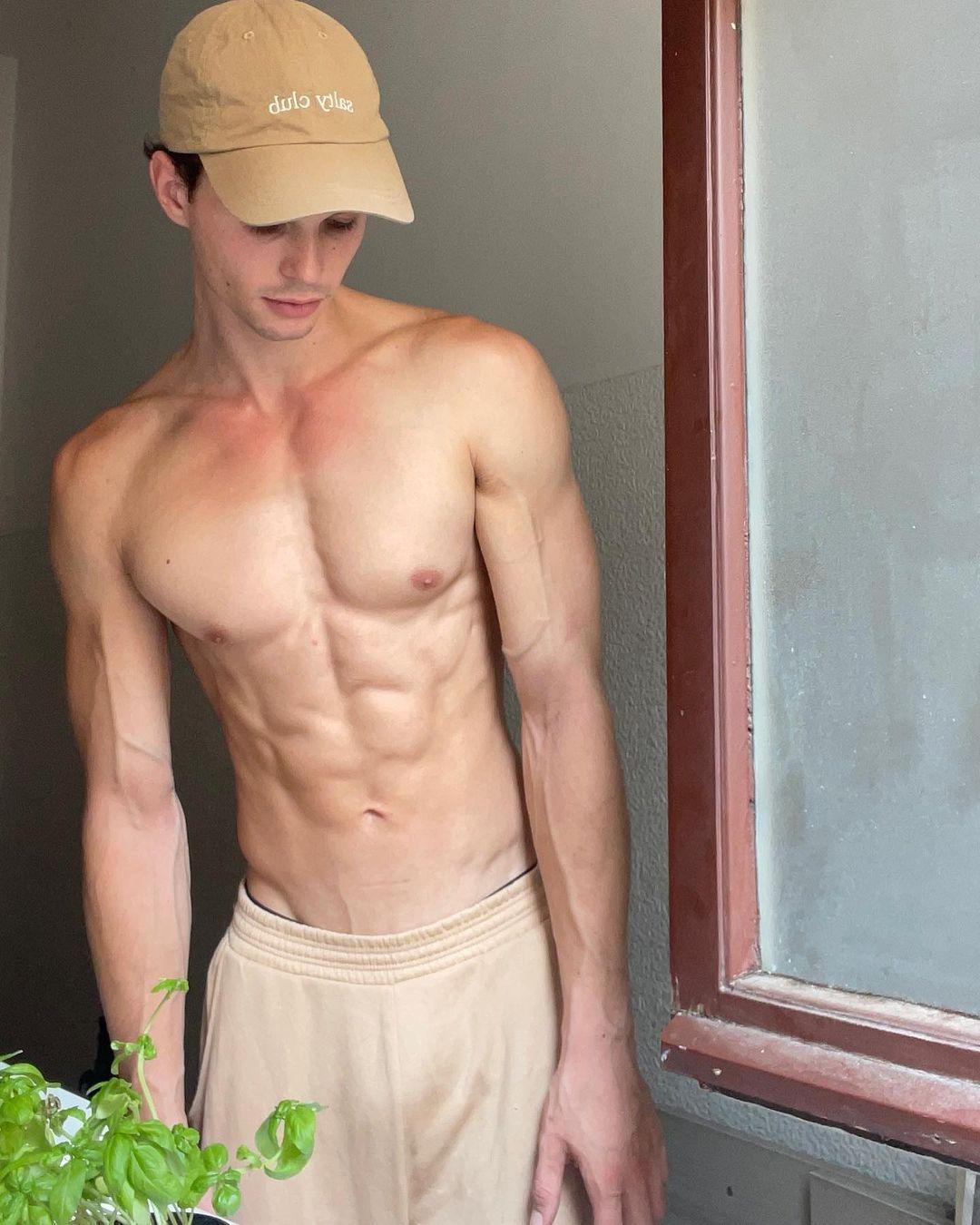 德国时尚男模 Jakob Jokerst，身材很好。