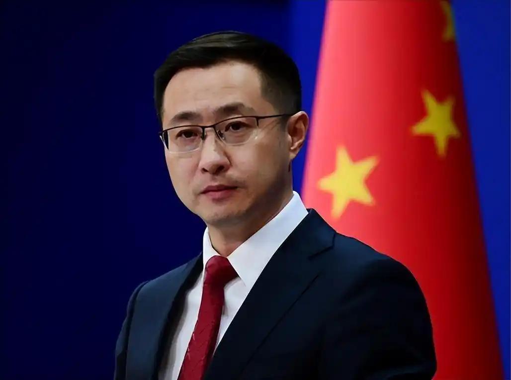 东京台记者提那个名字。
林剑就回了俩字。
再多说一句都算多余。

“败类”这两个