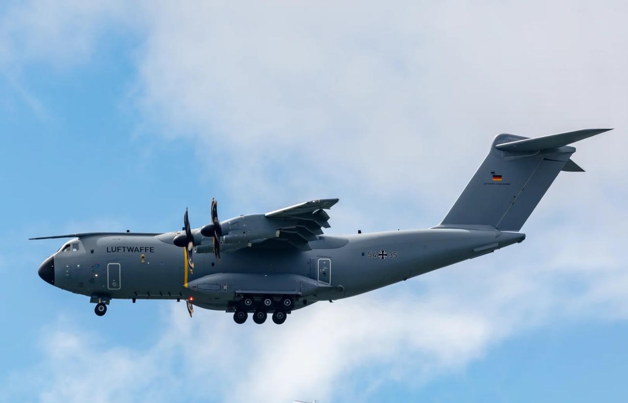 奥克兰上空的灰色四发高级涡桨军用运输机
终于在好天拍到了C-130
更是首拍飞着