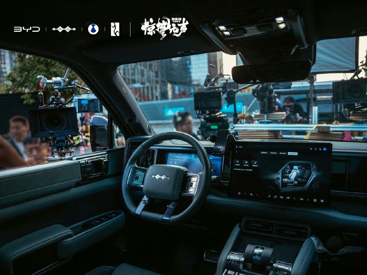 春节档刷《惊蛰无声》，国安小队的座驾真帅吧！从开篇易烊千玺和朱一龙在元PLUS里