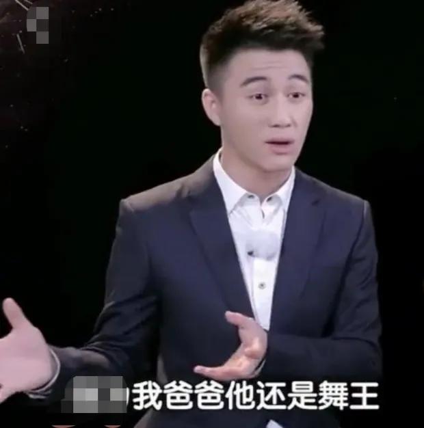 何猷君透露：“我爸爸他还是舞王，我爸爸妈妈两个相爱的原因，是他们是跳舞认识的，我