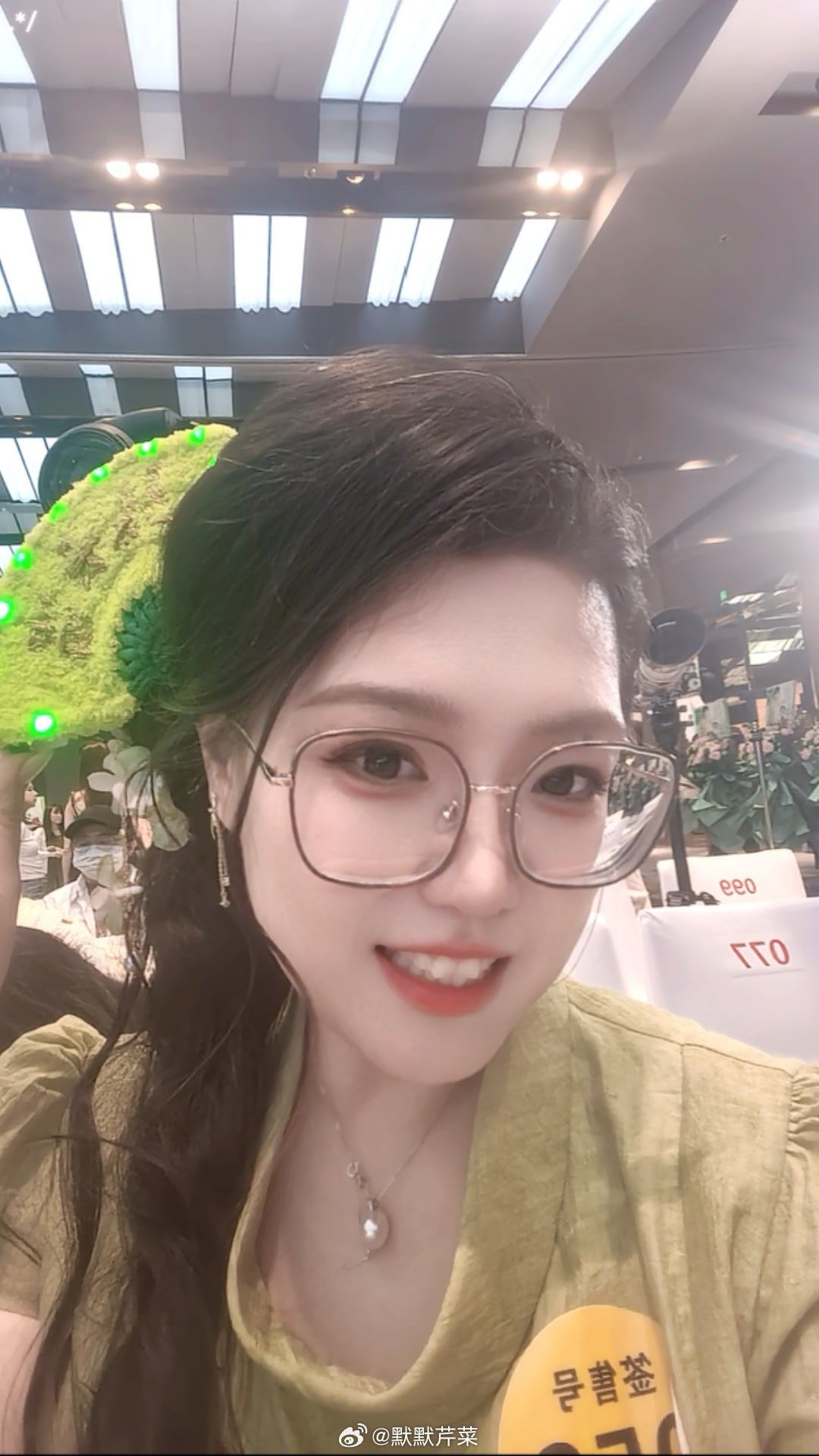 张云雷      哈哈哈  我设计的梗是  钩织了一个会亮灯的扇子发卡   我: