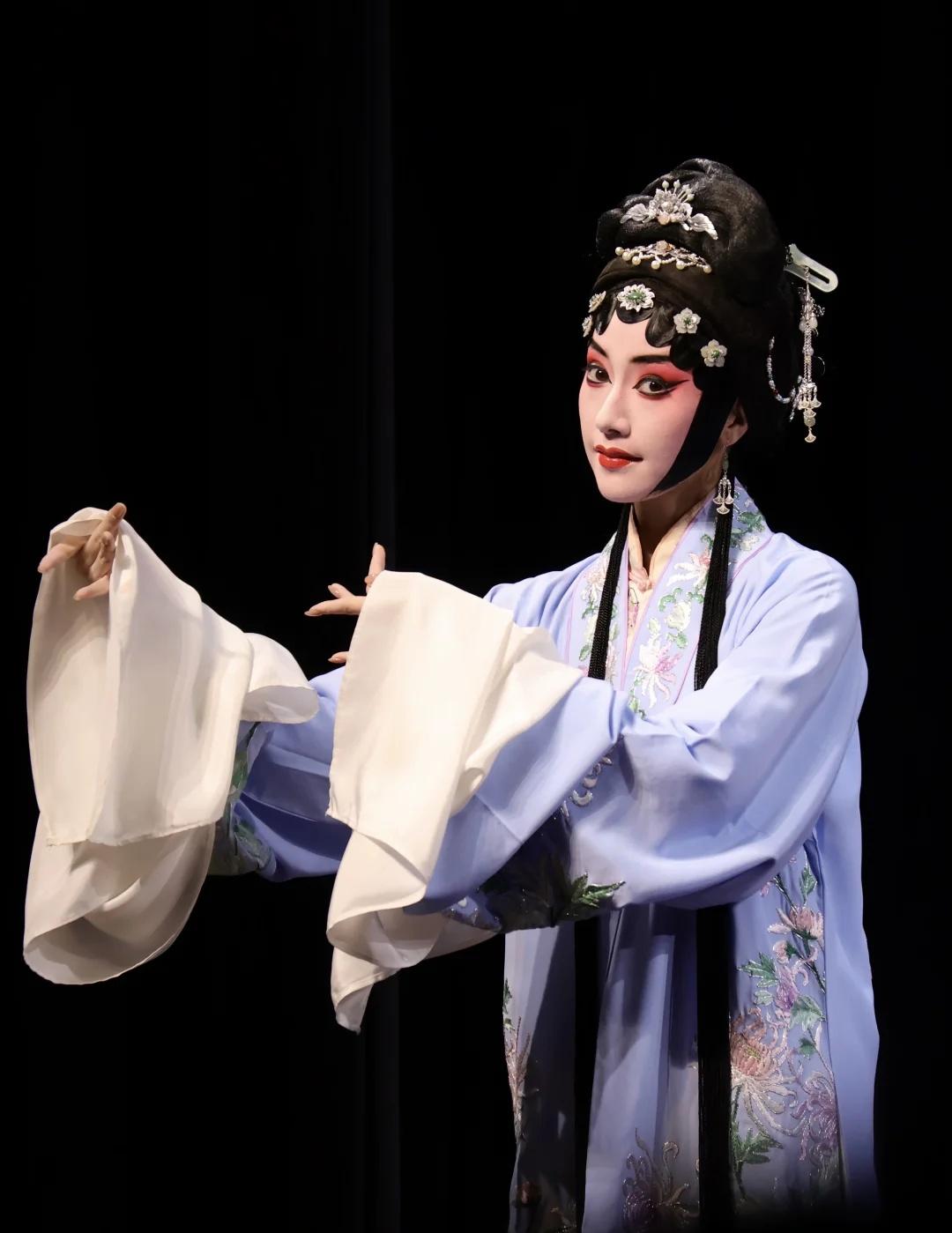 谢姐姐明月皎皎流照眼
原图直出一些🐱
	
翩若惊鸿婉若游龙 昆曲