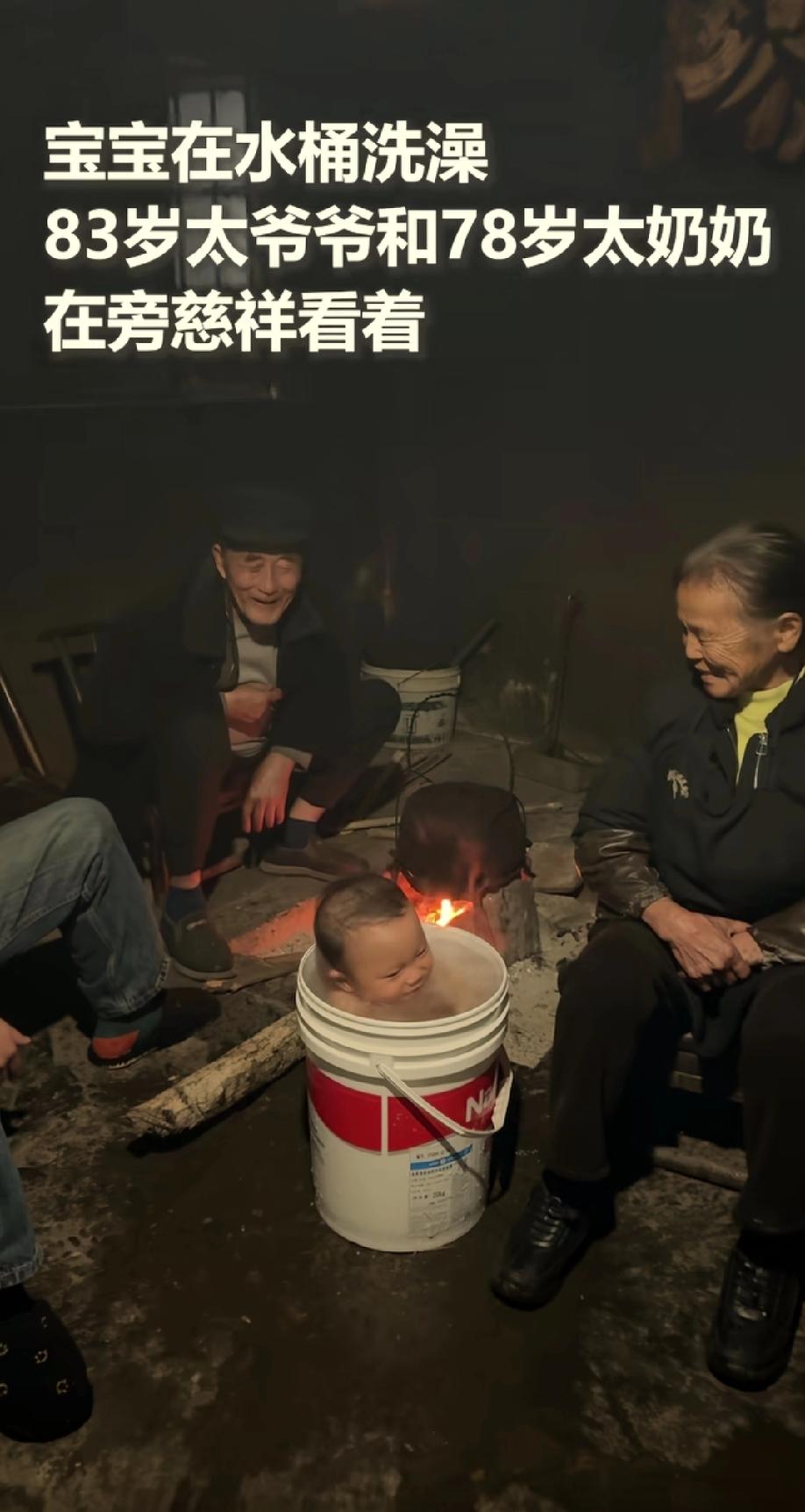 人民日报发的这段视频太温馨了。
湖南怀化，一岁宝宝随父母看望长辈。
屋子里烤着火