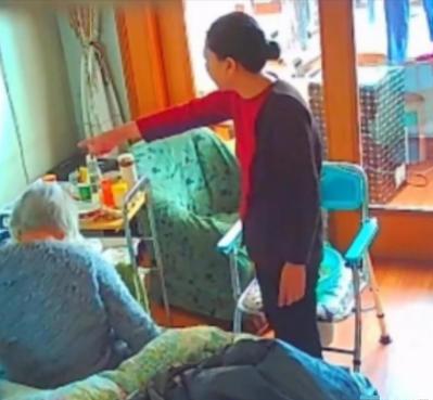上海一女子海外归来探望年迈的公婆，保姆竟百般阻拦。女子费尽周折终于进家，眼前景象