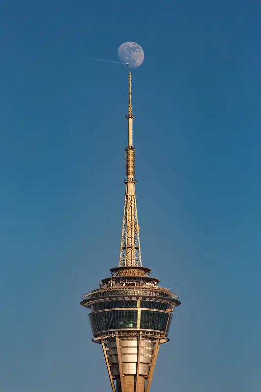 上联:天高悬日月，下联有请低矮撑高楼