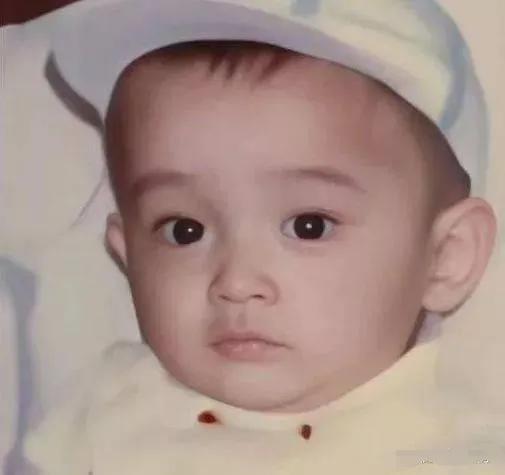 胡歌小时候也太可爱了吧，胖嘟嘟的，笑起来纯真无邪，喜欢幼年时期婴儿肥的小胡歌俏皮