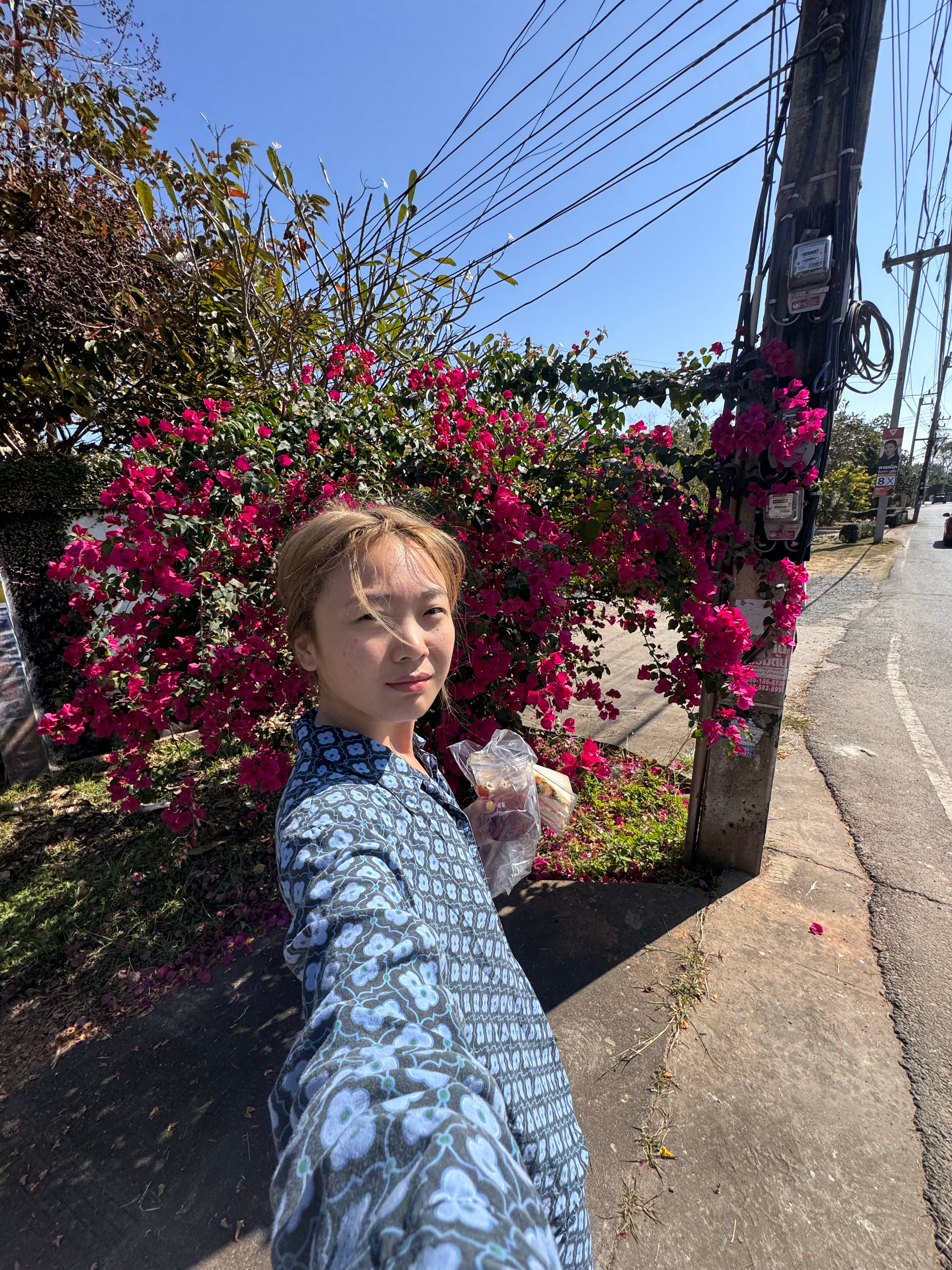 晚起的小女孩儿买了咖啡和三明治 