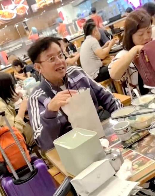 现年75岁的乐坛天王谭咏麟近日被网友目击与53岁的儿子谭晓风生母朱颖婷在某平民餐