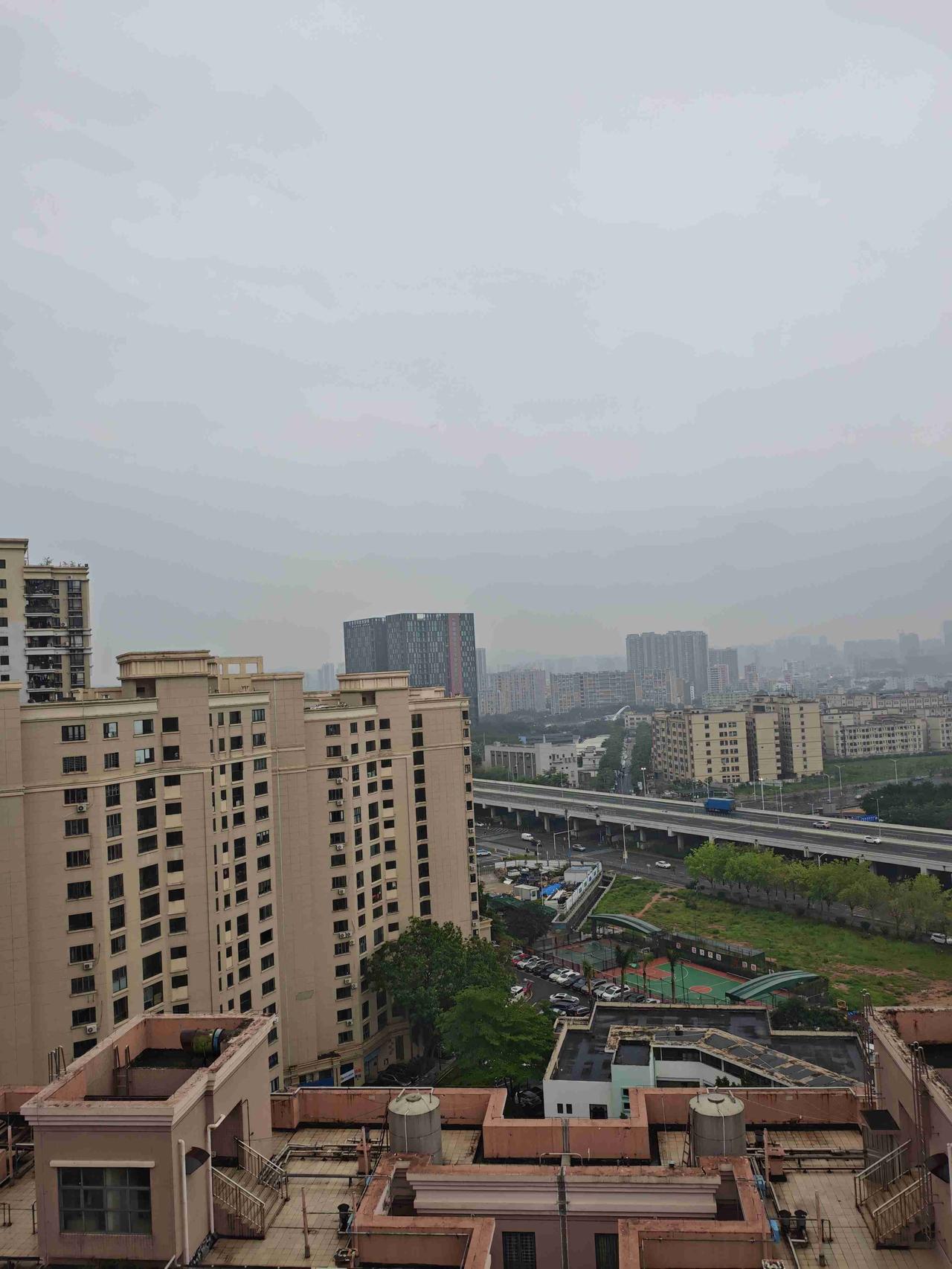 我的今日状态：😁轻松愉快
我这里的天气：⛈️雷雨：深圳今日雷雨气温20度到24