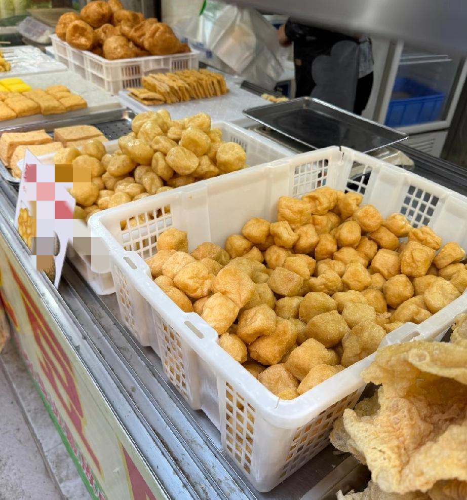 早上出去买菜，发现这个店又换老板了，我记得最开始是卖猪肉的，中途换了几次现在又变