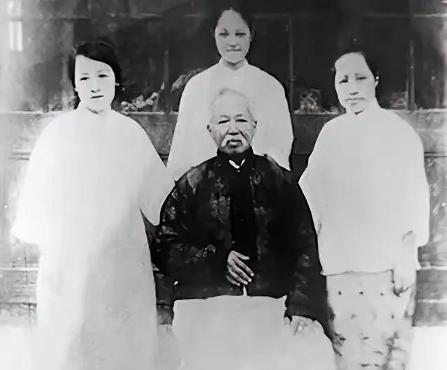 这是晚年的康有为与家中女眷的合影，当时已是民国时期，他也结束了海外的流亡生活，回