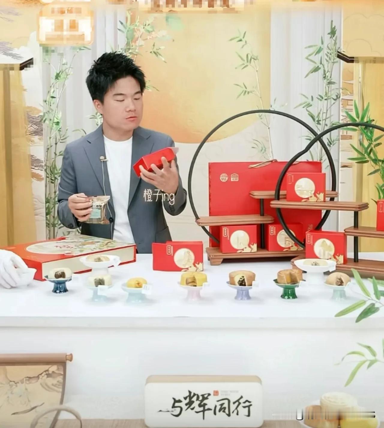 董宇辉这个丈母娘下单了很多月饼，没想到她竟然还买给115位烈士……真是大爱的丈母