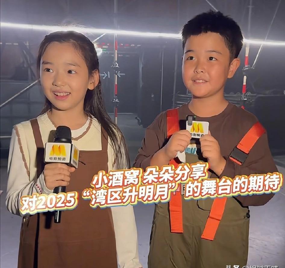 “湾区升明月”晚会上，记者一个简单问题，问出了两个8岁孩子的天壤之别。
杨烁女儿