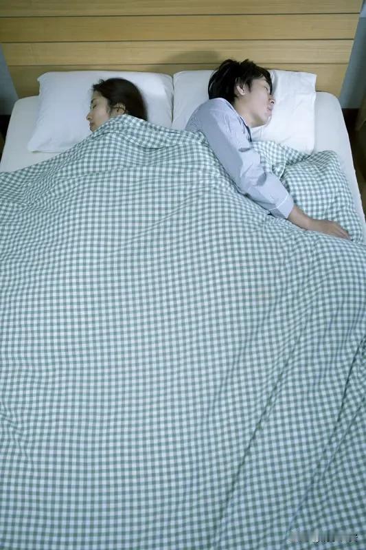 以前房子小，两口子吵架，也得继续睡一个床，正所谓，床头吵架床尾和。
现在房子大，