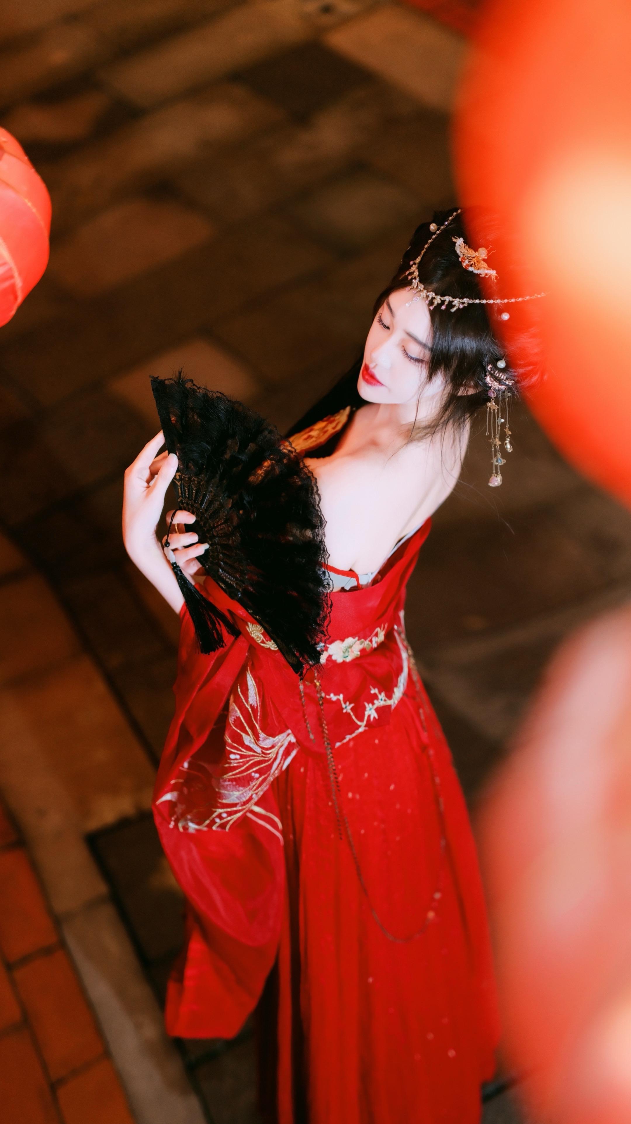 你说 曾见过一个和我很像的姑娘？我听说 她一生都在回首往事