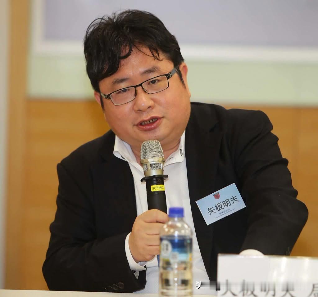连郭正亮都直白点出：大陆人民对他有天大恩情。
 
矢板明夫原名荆涛，1972年在
