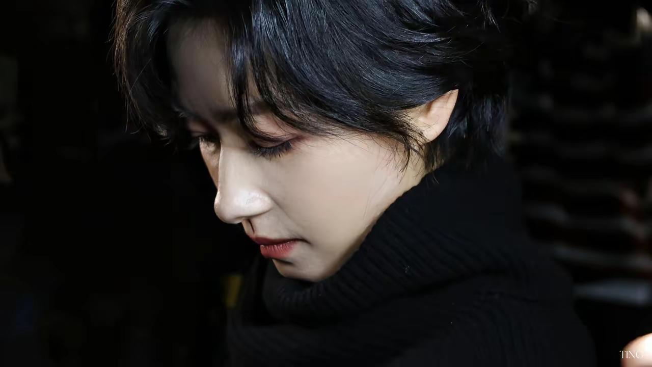 沉思的瞬间，光影交错，静谧而深邃。完美的侧颜沉思静谧氛围 沉思照 沉思瞬间 宛如