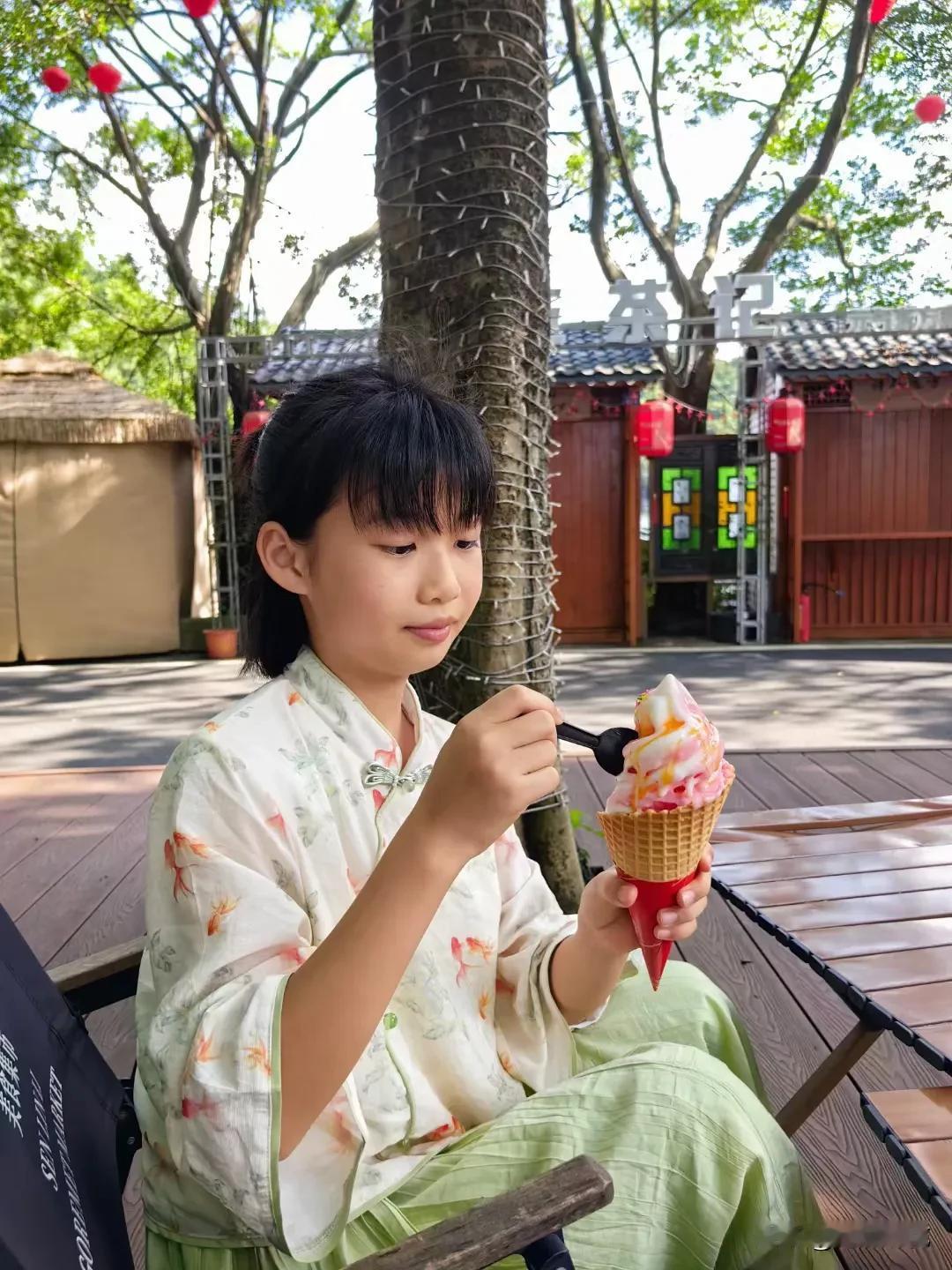 二婚的女人究竟图的是什么？
我有个朋友，年轻的时候经人介绍嫁给了一个小商贩。开始