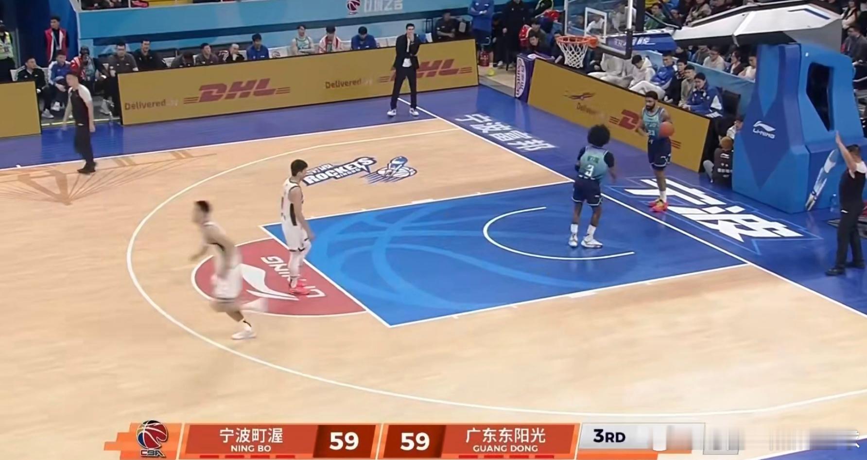 广东对阵宁波的比赛战罢三节，广东队虽在第三节命中4记三分，但篮板球的全面失守让他
