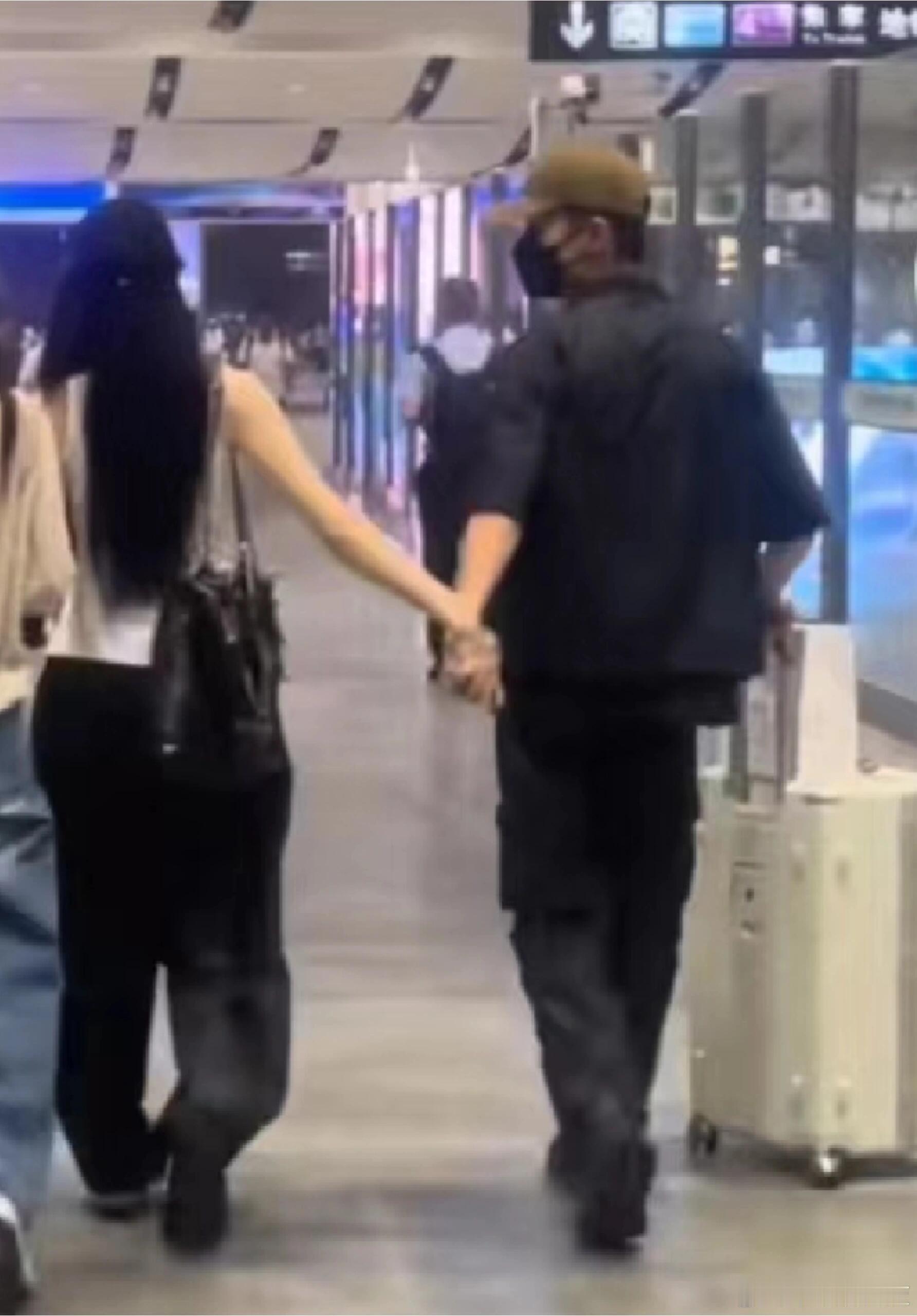 卡子哥:“紧紧拉着老婆的手不分开”#毓言cp[超话]##心动的信号##心动的信号