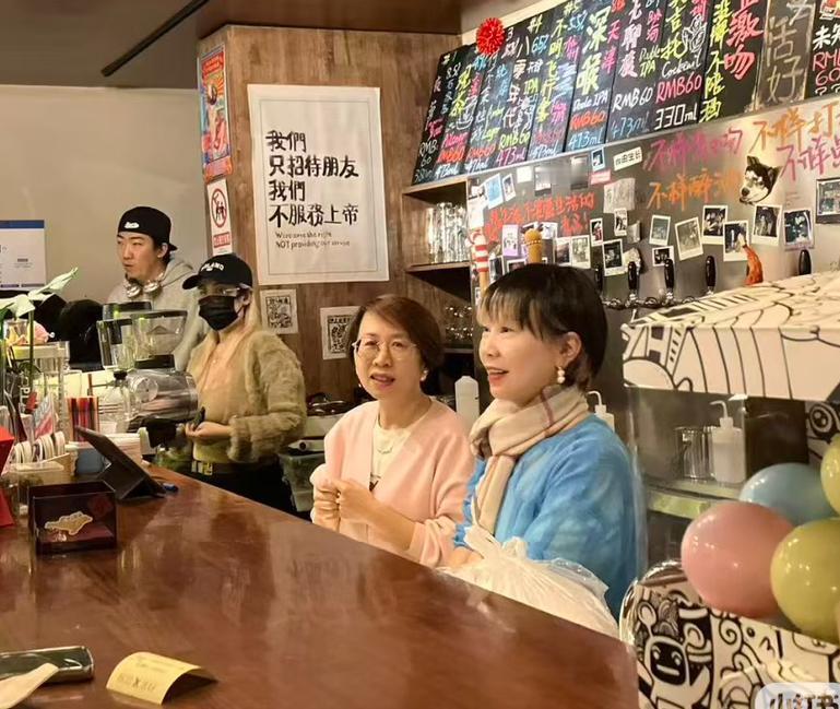 梳理发现，

赵宏身边的这位陈碧教授也不简单，

两人不仅是同事，而且还是很要好