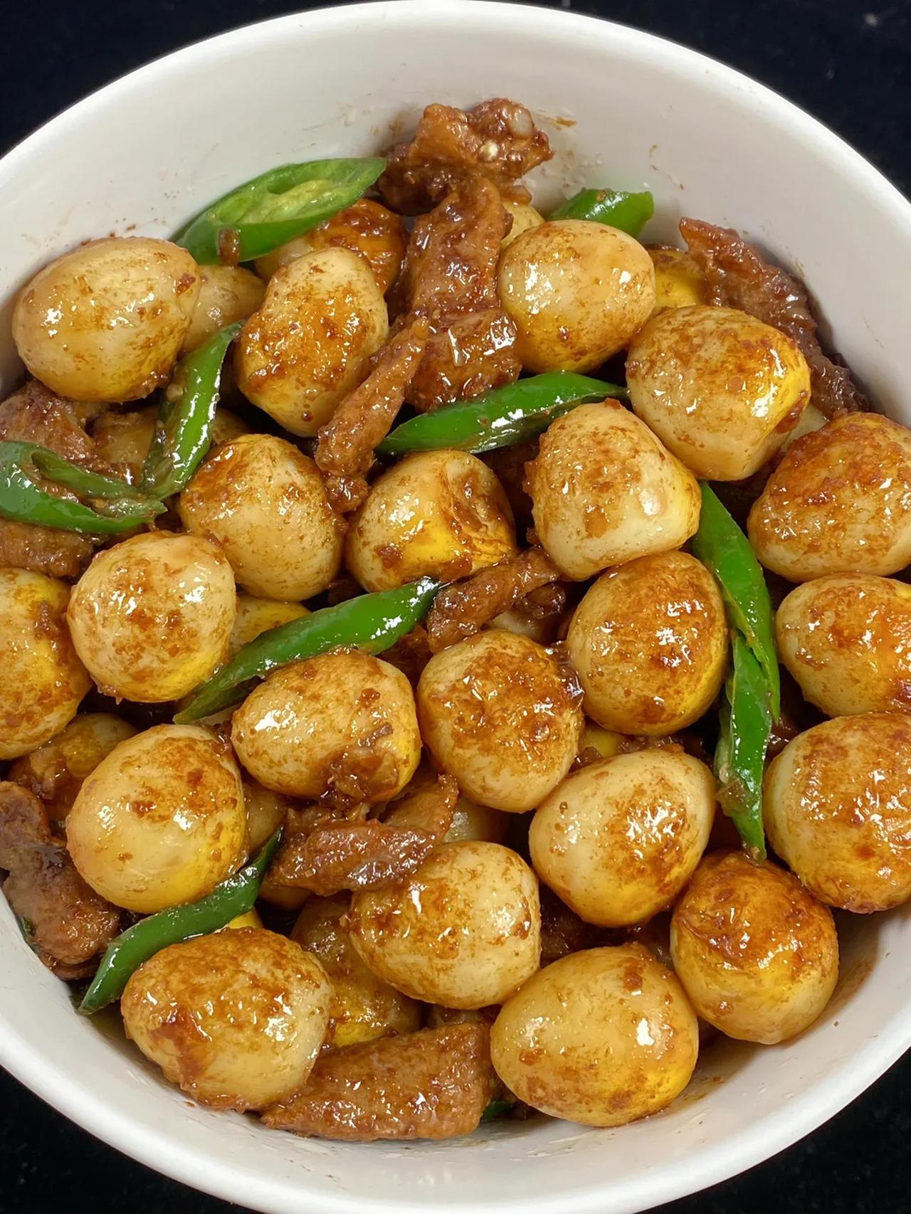 姐妹们这个鹌鹑蛋炒肉真的泰好吃啦！
鹌鹑蛋吃起来香香糯糯的，肉外酥里嫩，配米饭真