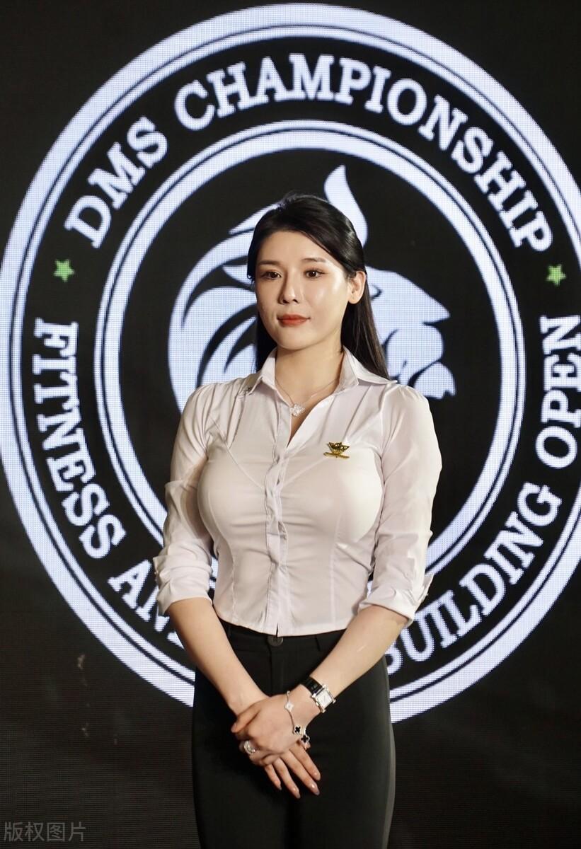 不认识她，也想娶回家！凹凸有致，五官精致，那个球迷会不喜欢？可惜她是健身界的杠把