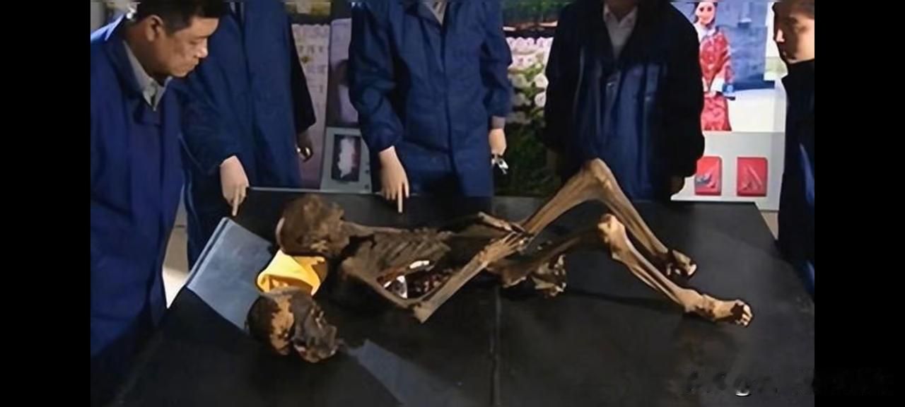 黑龙江挖出清代古墓，女尸姿势怪异，化验身下黑灰后，专家道出揪心真相

1999年