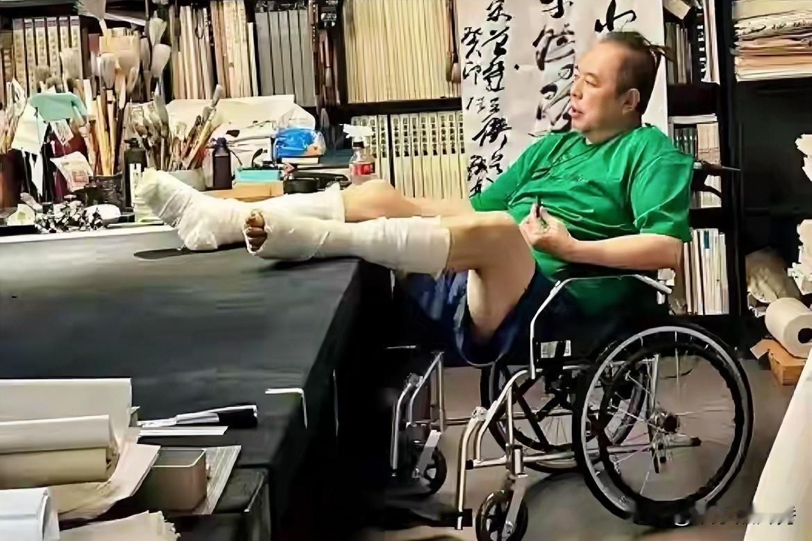 两条腿都缠上了“绷带”，还不忘练书法！张铁林也想“走个面”！

坐在轮椅上，一手
